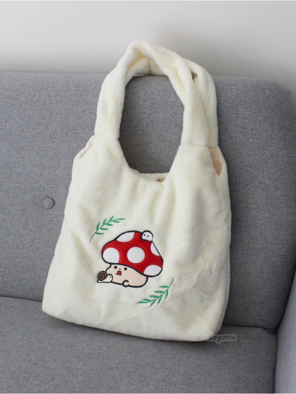 NWOT Cafe de Yume Mushroom Friends Fluffy Toe Bag Cream White